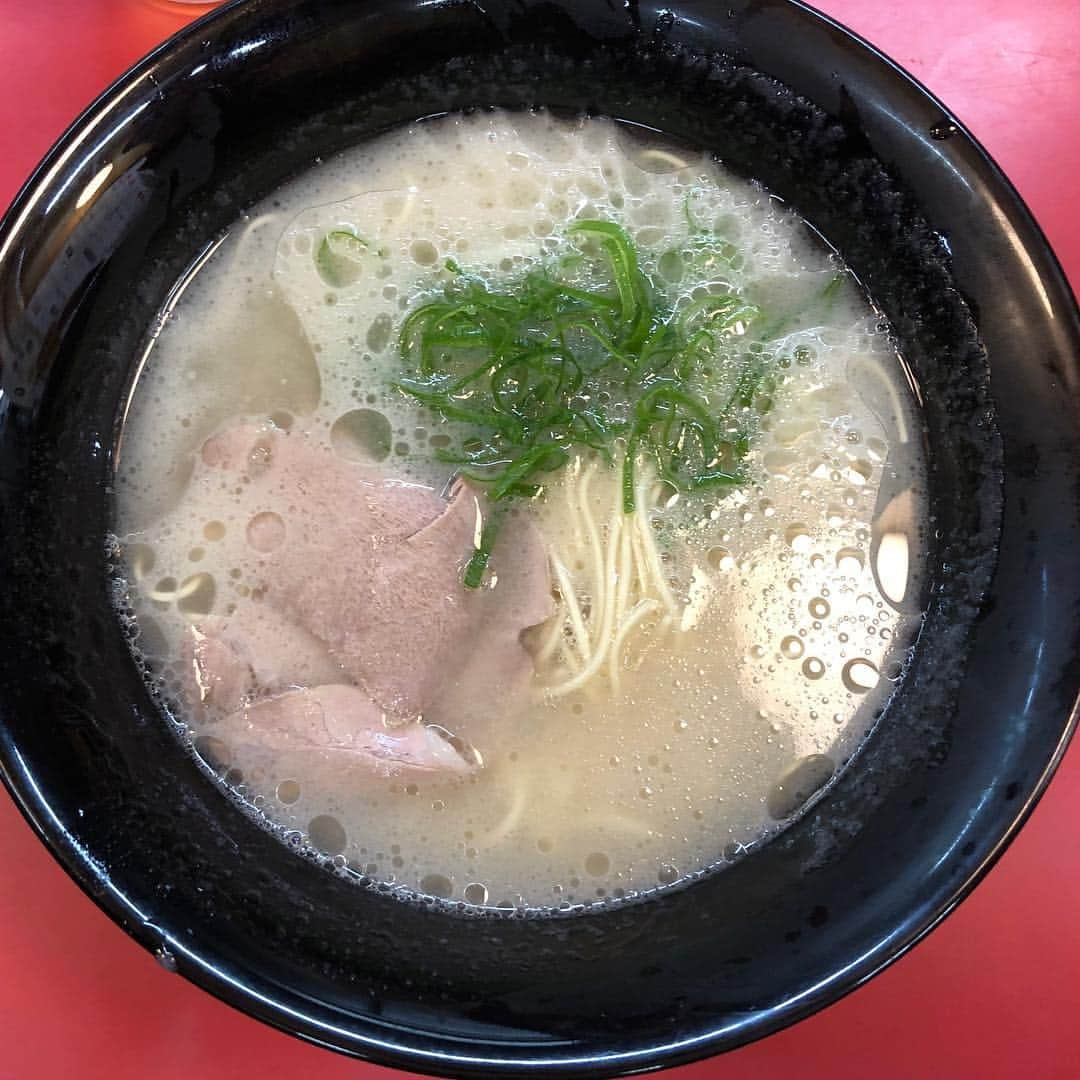 有江嘉典さんのインスタグラム写真 - (有江嘉典Instagram)「福岡ラーメン記録④博多ラーメンはかたや  今朝食したラーメン。博多の男の子の朝食にぴったり。僕は今「博多シャバシャバ系」というマイノリティなジャンルの海に飛び込もうとしている。驚いたのはシャバシャバであるが故にゴマを入れただけでも風味を強烈に感じることができる利点があるという事。ラーメンタレは元祖よりもセンシティブで少しずつタレを足しながら最終的に好みの塩輪郭に到達させる遊びができる。深い。 メニューの価格も驚き。  ①Overall picture of ramen(全体像) ②Shop front(店構え) ③Ramen sauce. Finely adjust the taste of salt.(ラーメンタレ。細やかに塩の味を調整) ④Soup like a waterfall.You are transparent(スープを滝のように。透き通るような君) ⑤Lift noodles(麺を持ち上げる) ⑥roasted pork fillet. Visual confirmation of the feeling of movement.Thin meat with less fat was very good for Shabashaba group(チャーシュー。躍動感を確認。シャバシャバ系には薄く脂身の少ない肉がとても良かった) ⑦menu. Shocking price.(メニュー。衝撃的な価格)  #福岡 #長浜ラーメン #博多ラーメン #はかたや #ラーメン #らーめん #拉麺 #ramen #麺 #ramennoodles #instaramen #instafood」3月25日 23時21分 - yoshinori_arie