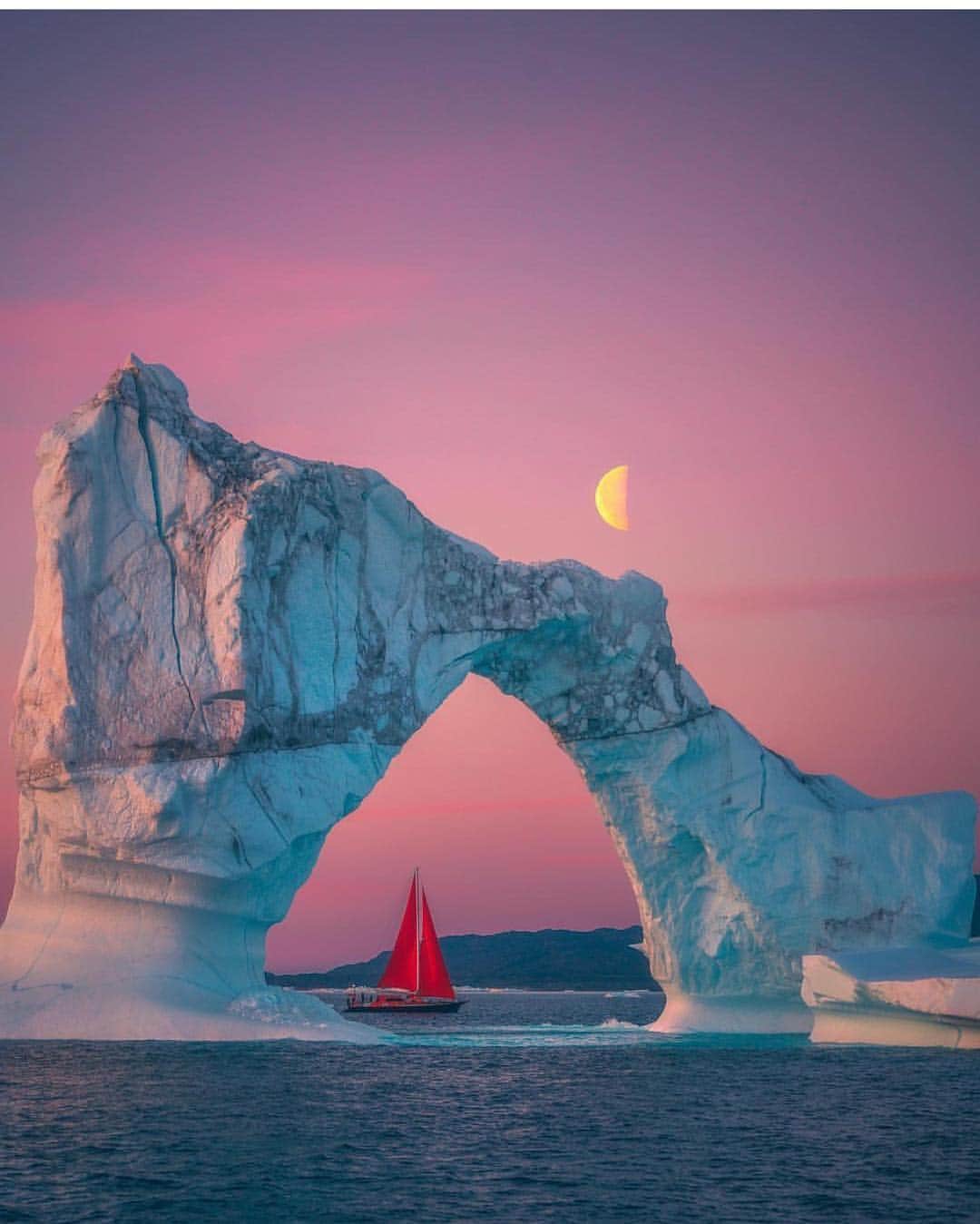 Earth Picsさんのインスタグラム写真 - (Earth PicsInstagram)「Sailing ⛵️ in Greenland 🇬🇱 by @merveceranphoto」3月25日 23時21分 - earthpix