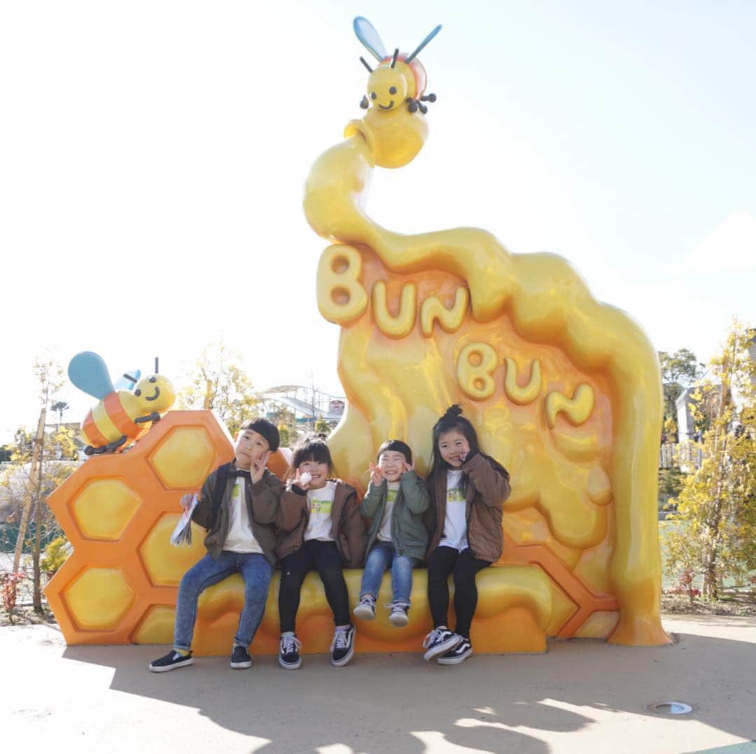 mocchiさんのインスタグラム写真 - (mocchiInstagram)「2019.03.26 こんにちは🌞 ・ ・ モートピア様にご招待いただいて鈴鹿サーキットのモートピアへ @miki.0921.f ファミリーと遊びに行ってきました！ ・ そして今回ありがたい事に#モートピアママ部 に選ばれました♡ ・ ・ これから1年間、鈴鹿サーキットの遊園地モートピアの魅力を伝えていきたいと思います💪 ・ ・ 初のモートピア！ サーキットのイメージが強かったけど、遊園地もあるなんてーー🎡✨ ・ 男の子の雰囲気だったけど、小春達もめちゃくちゃ楽しんでた！ ・ ・ ピンキーバイクは3歳から乗れたよ🛵 ・ 次行った時はキッズバイクに乗りたいなー♡ ・ ・ 普通に遊べる広場や、小さい子も乗れる乗り物も沢山あって遊び足りなかったよ😂💓 ・ ・ #鈴鹿サーキット #できたがいっぱい #我が子が成長中 #失敗できるゆうえんち #モートピアママ部」3月26日 10時13分 - mocchi_1126