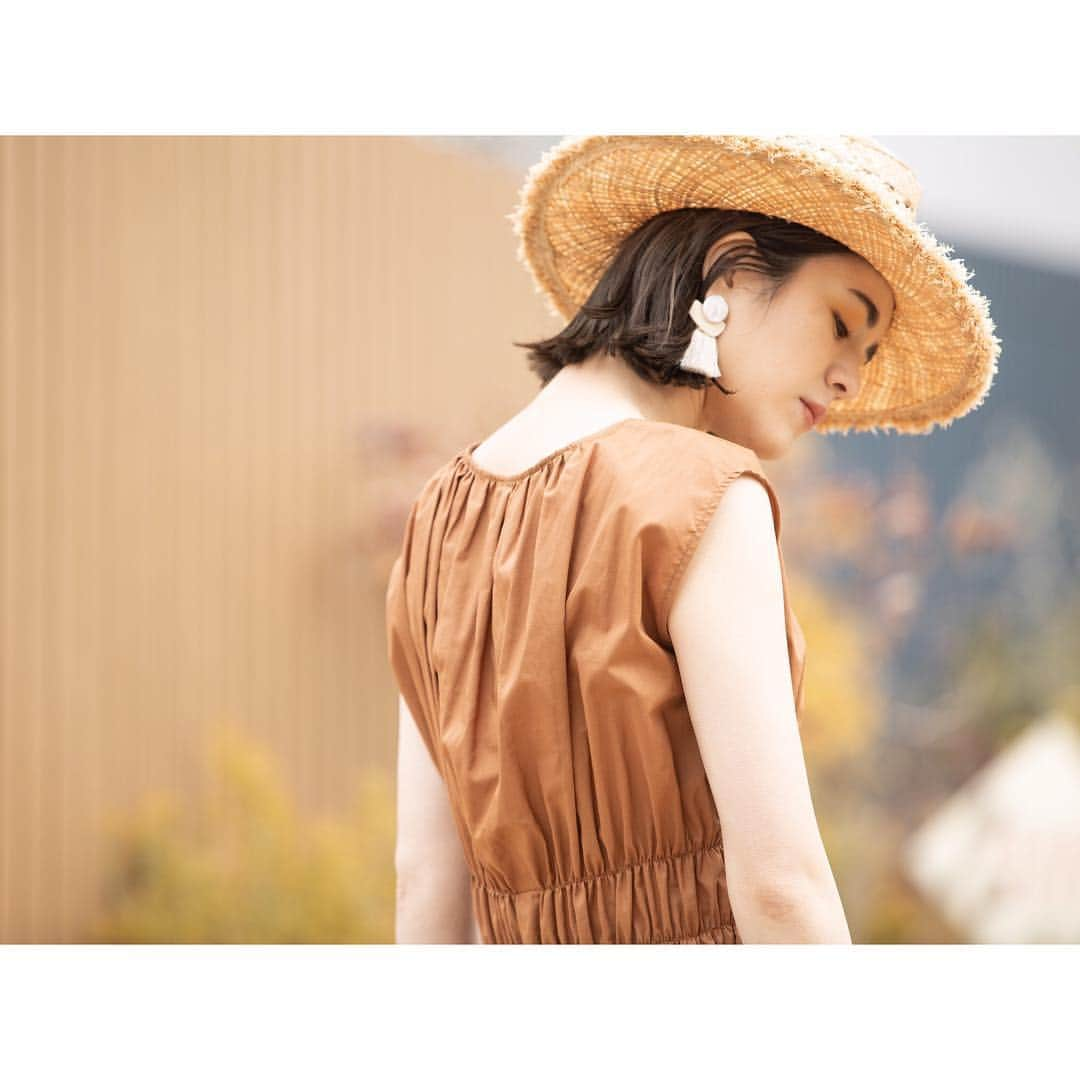 NATURAL BEAUTY BASICさんのインスタグラム写真 - (NATURAL BEAUTY BASICInstagram)「Easy Rustic 今のトレンドをNBBらしく。 シャーリングブラウスとタイトスカートのIラインコーデ。  #blouse 9110380 ¥6480 #skirt 9120380 ¥11880 #pierce 9191382 ¥3024  #naturalbeautybasic  #nbb #NBB #ナチュラルビューティーベーシック #web限定商品 #easyrustic」3月26日 8時53分 - naturalbeautybasic_official