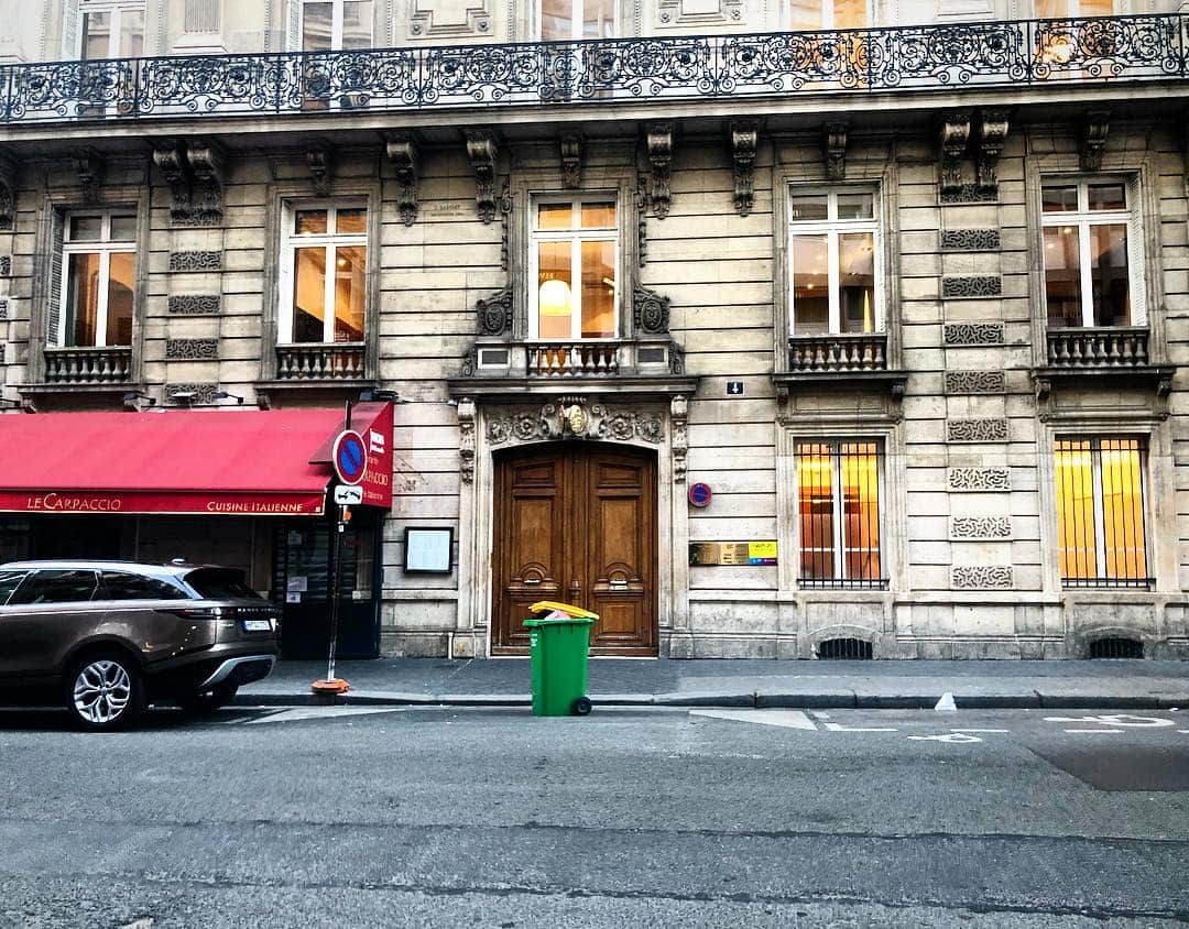 朝日光輝さんのインスタグラム写真 - (朝日光輝Instagram)「PARISの朝☀️ ゴミ箱すらセクシー🗑✨ * * * * * * * * * * * * * * * #PARIS#パリ#パリの朝#朝#風景#何処撮ってもお洒落」3月26日 8時46分 - mitsuteru_asahi