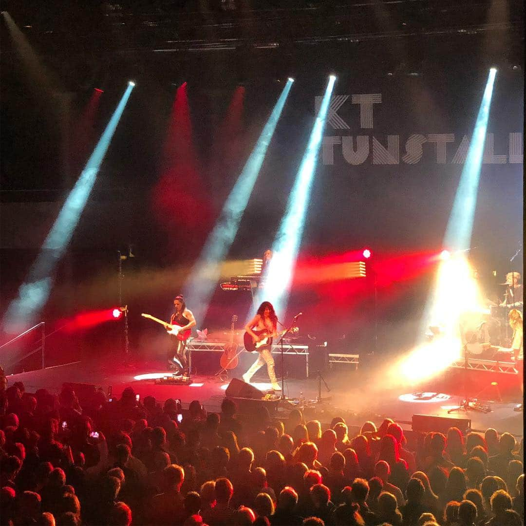 ナタリー・インブルーリアさんのインスタグラム写真 - (ナタリー・インブルーリアInstagram)「Epic gig tonight @kttunstall we are #girlcrushing hard... loved the banter 😂😂😂 Thank you!!!! 😘💃🏻💃🏻💃🏻❤️ #kttunstall #wax #theriver #littleredthread #humanbeing」3月26日 8時47分 - natalie_imbruglia