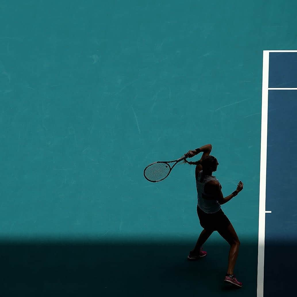 PetraKvitovaさんのインスタグラム写真 - (PetraKvitovaInstagram)「Yes, I know, it's been a while. Hello quarter-finals @miamiopen 👋 📷 @gettyimages」3月26日 8時48分 - petra.kvitova