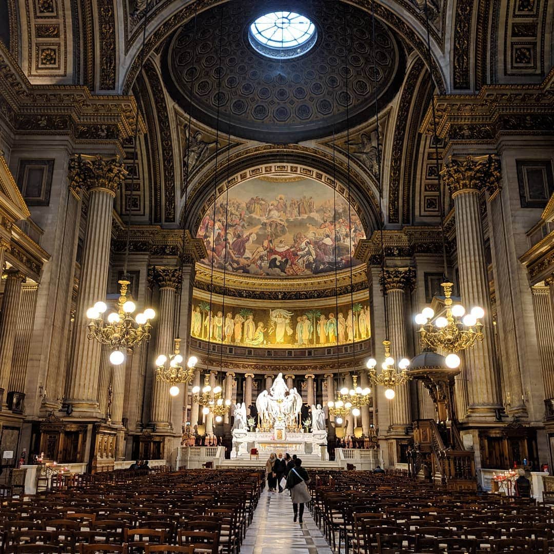ラブリさんのインスタグラム写真 - (ラブリInstagram)「パリのマドレーヌにあるマドレーヌ教会 ここはね、初めて行った時にマリア様の 表情を見た瞬間に涙が洪水のように出るという 不思議な経験をした場所。綺麗な優しさに 包み込まれるような感覚になる。是非  #Church #églisedelamadeleine #pixelで撮影」3月26日 9時00分 - loveli_official