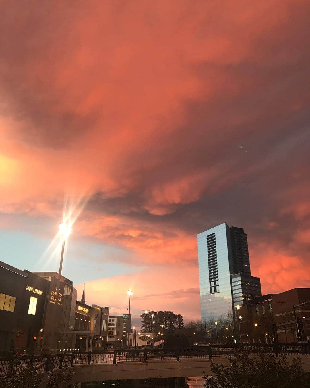 ヴァネッサ・ハジェンズさんのインスタグラム写真 - (ヴァネッサ・ハジェンズInstagram)「talk about cotton candy skies 🥰」3月26日 8時56分 - vanessahudgens