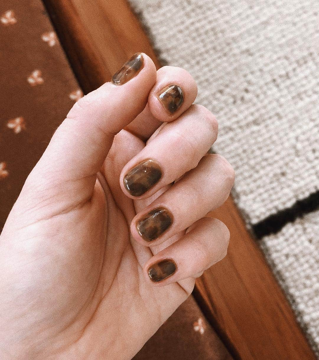 コートニー・ハルヴァーソンさんのインスタグラム写真 - (コートニー・ハルヴァーソンInstagram)「Tortoiseshell nails, because I saw it on the internet and I’m committed to all things brown. 💅🏻 by @gelnailsbydanielle_ at @thebeautycan // #manimonday #nailsofinstagram #nailart #manicure」3月26日 8時58分 - prettylittlefawn