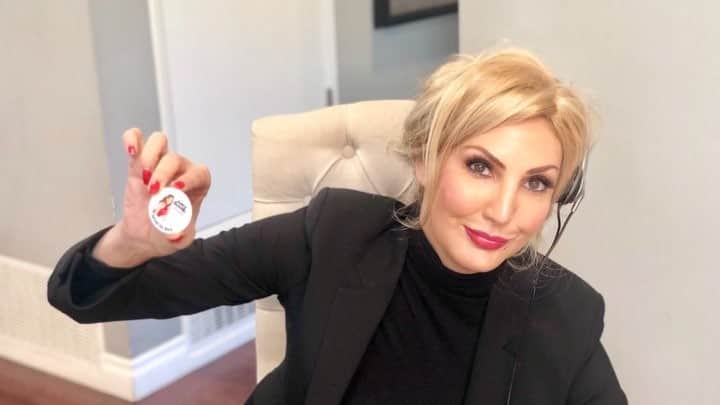 のインスタグラム：「Unseen footage from the HBO & 20/20 Elizabeth Holmes “The Dropout.” Im just so flattered. Tag a friend who’s obsessed with this documentary. See me live link in bio! New Juicy Scoop Podcast up at midnight!」