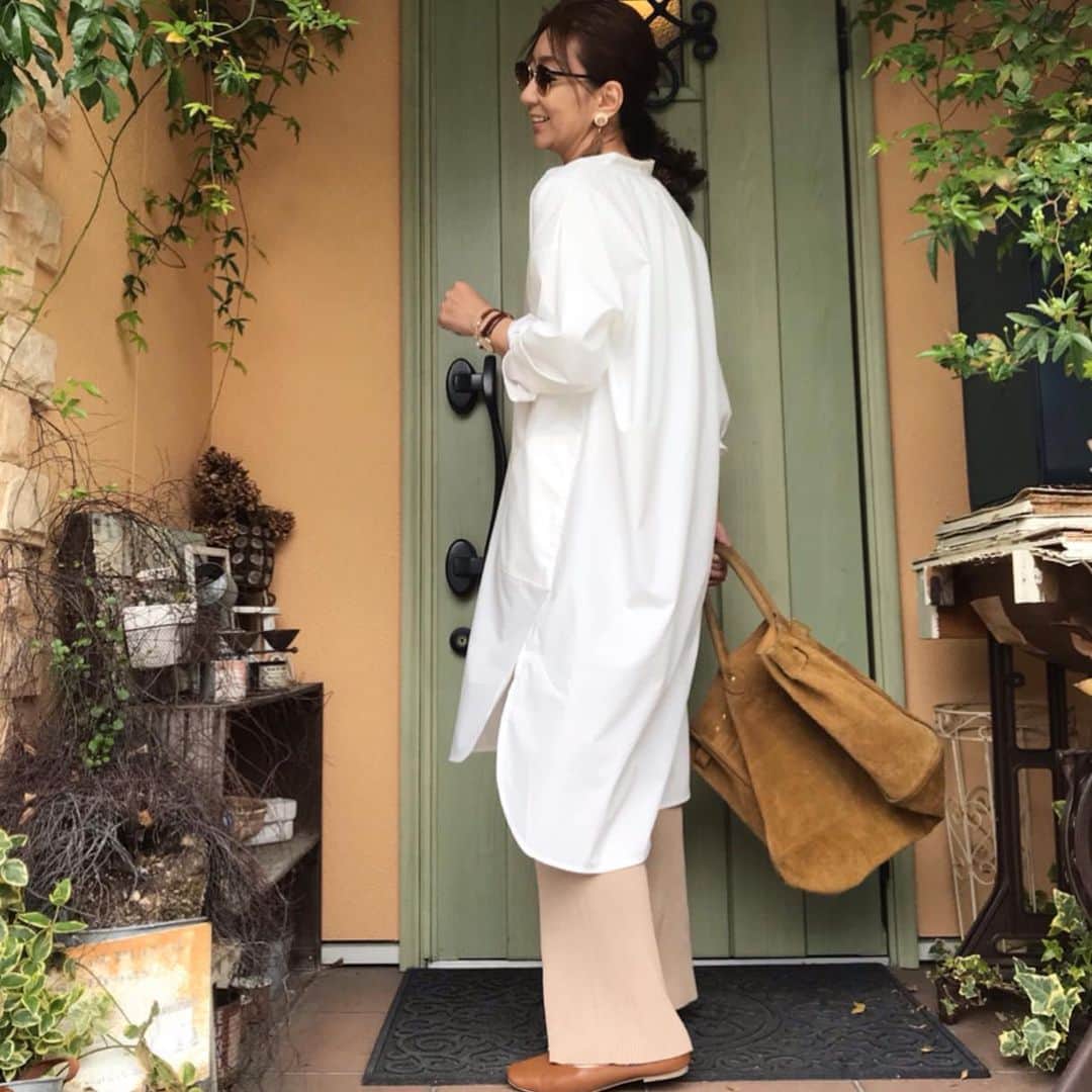 ukkyonkyonさんのインスタグラム写真 - (ukkyonkyonInstagram)「この春夏は ぜ〜〜ったい シャツワンピ♬  @fashionnable8  の  レディース プルオーバー 着痩せ ロングワンピース EGK167  何が良いって  スタンドカラーで首元スッキリで  ハリのある生地でパリッと見えるし  両サイドポケットも付いてるんです！⤴️⤴️😆💕 #  プチプラなのにこれは優秀シャツ！🥰💕💕 #  @fashionnable8  さんでＬＩＮＥ友達登録で300円引きクーポンプレゼント中！！ #  LINE ID 【@ztv4048e】  ぜひ登録してクーポンゲット〜〜♬ #  #ニットパンツ  は @moncabinet_official  #  コレはもぉマスト！😆⤴️⤴️ #  #fashionnable8 #ファッショナブルエイト #locari #sitaparantica #スキッパーシャツ #mery#beautiful#beaustagrammer  #fashionista #fashion  #fashionista #instagood #fashionblogger #jマダムのおしゃれ  #40代コーデ#アラフィフコーデ#アラフォーコーデ#大人ファッション#今日のコーデ #今日の服 #今日のファッション#定番#プチプラコーデ #プチプラファッション#ビュースタグラマー#シンプルコーデ#おしゃれさんと繋がりたい#春コーデ#春ファッション#春服」3月26日 9時04分 - ukkyonkyon