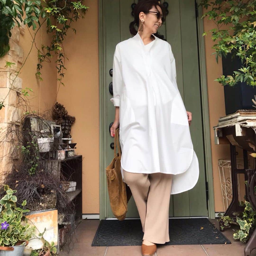 ukkyonkyonさんのインスタグラム写真 - (ukkyonkyonInstagram)「この春夏は ぜ〜〜ったい シャツワンピ♬  @fashionnable8  の  レディース プルオーバー 着痩せ ロングワンピース EGK167  何が良いって  スタンドカラーで首元スッキリで  ハリのある生地でパリッと見えるし  両サイドポケットも付いてるんです！⤴️⤴️😆💕 #  プチプラなのにこれは優秀シャツ！🥰💕💕 #  @fashionnable8  さんでＬＩＮＥ友達登録で300円引きクーポンプレゼント中！！ #  LINE ID 【@ztv4048e】  ぜひ登録してクーポンゲット〜〜♬ #  #ニットパンツ  は @moncabinet_official  #  コレはもぉマスト！😆⤴️⤴️ #  #fashionnable8 #ファッショナブルエイト #locari #sitaparantica #スキッパーシャツ #mery#beautiful#beaustagrammer  #fashionista #fashion  #fashionista #instagood #fashionblogger #jマダムのおしゃれ  #40代コーデ#アラフィフコーデ#アラフォーコーデ#大人ファッション#今日のコーデ #今日の服 #今日のファッション#定番#プチプラコーデ #プチプラファッション#ビュースタグラマー#シンプルコーデ#おしゃれさんと繋がりたい#春コーデ#春ファッション#春服」3月26日 9時04分 - ukkyonkyon