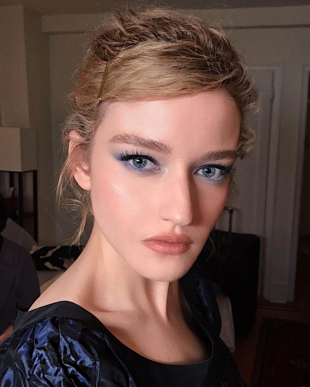 Hung Vanngoさんのインスタグラム写真 - (Hung VanngoInstagram)「@juliagarner94 from tonight! 💙 💇 @bobbyeliot 💄 @hungvanngo」3月26日 9時11分 - hungvanngo