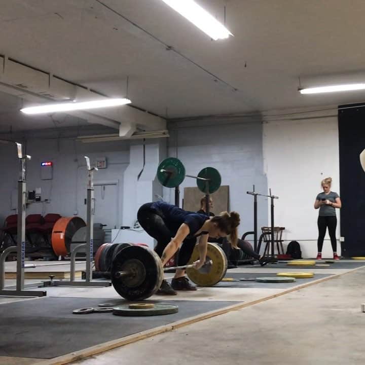 マッティ・ロジャーズのインスタグラム：「Nothin fancy, just my favorite work set of the day. I felt oddly comfortable snatching today, so that’s gotta be a good sign!! Body weight has taken another little dip down, but with the YEARS I’ve been working with @rpstrength, I know it’ll come back up soon enough with as much as I’m eating. “MATTIE10” for @rpstrength templates」