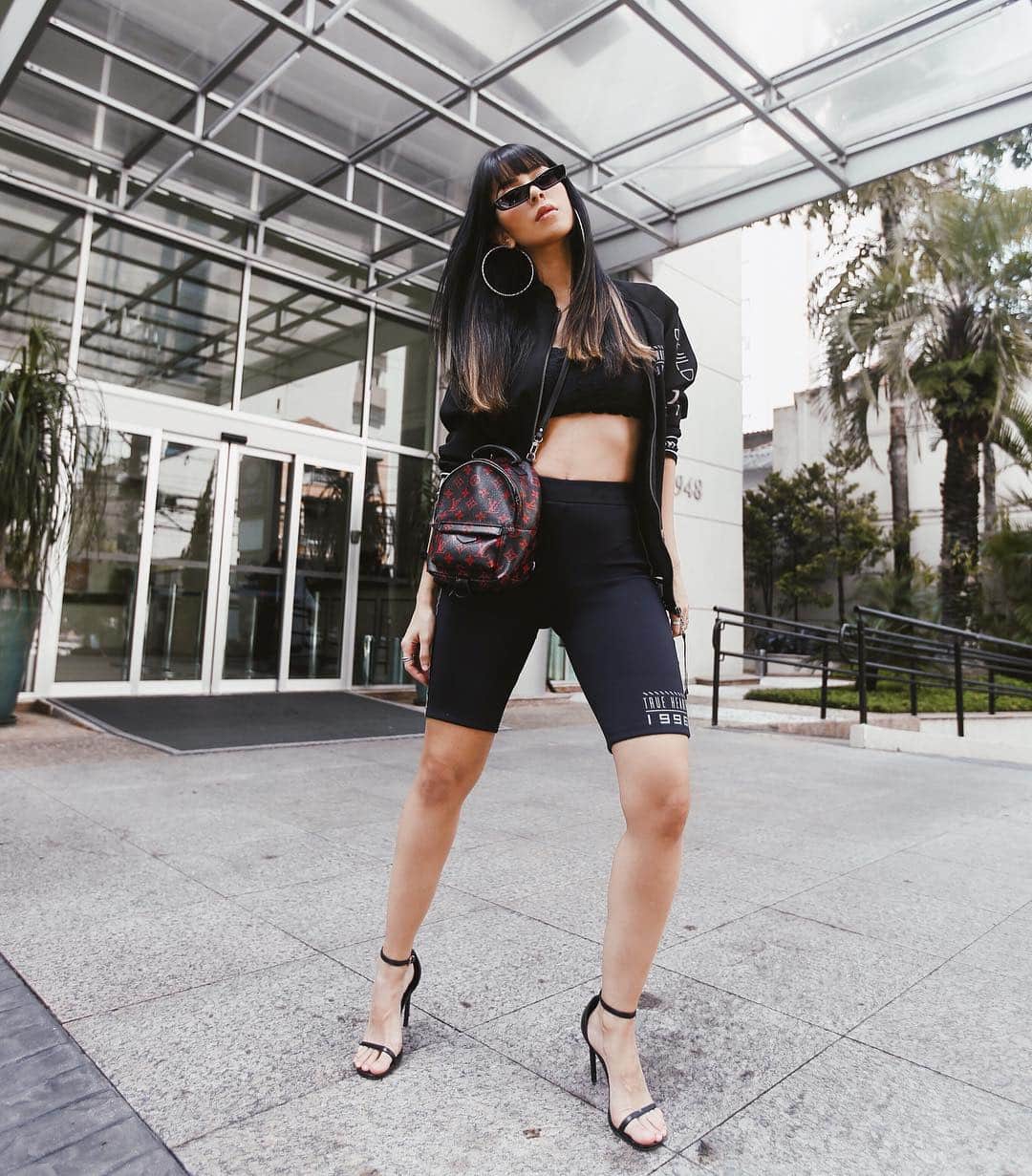 Gabriela Salesのインスタグラム：「Trend alert: o biker shorts está bombando horrores! E uma forma de dar uma quebrada no look que tem uma pegada mais esportiva é usar com salto, dando um ar mais fashionista. O look faz parte da coleção nova trend da @dimyoficial . Eu amo que os detalhes das fitas refletem no escuro. A Dimy tem loja em vários lugares do Brasil e também envia através do site que está na bio deles. E aí... usariam? Foto: @giansales #trendalertrm」