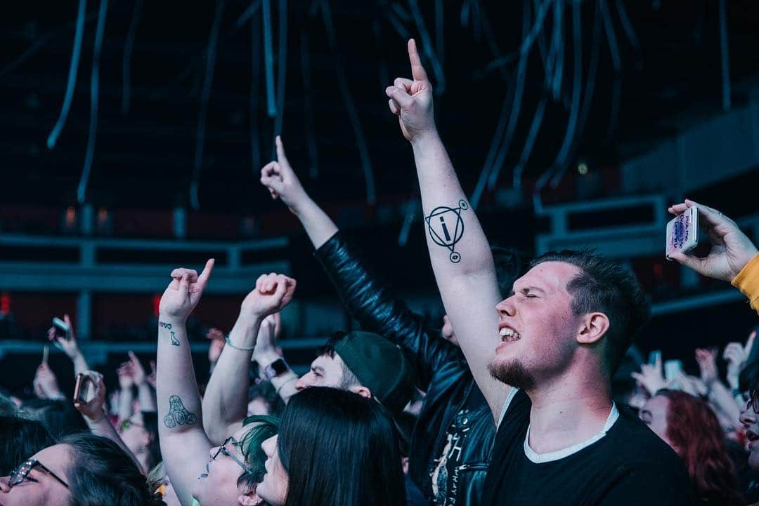 Panic! At The Discoさんのインスタグラム写真 - (Panic! At The DiscoInstagram)「Thank you Cardiff. #prayforthewickedtour  #wheresErm 📸- @jakechams」3月26日 9時21分 - panicatthedisco