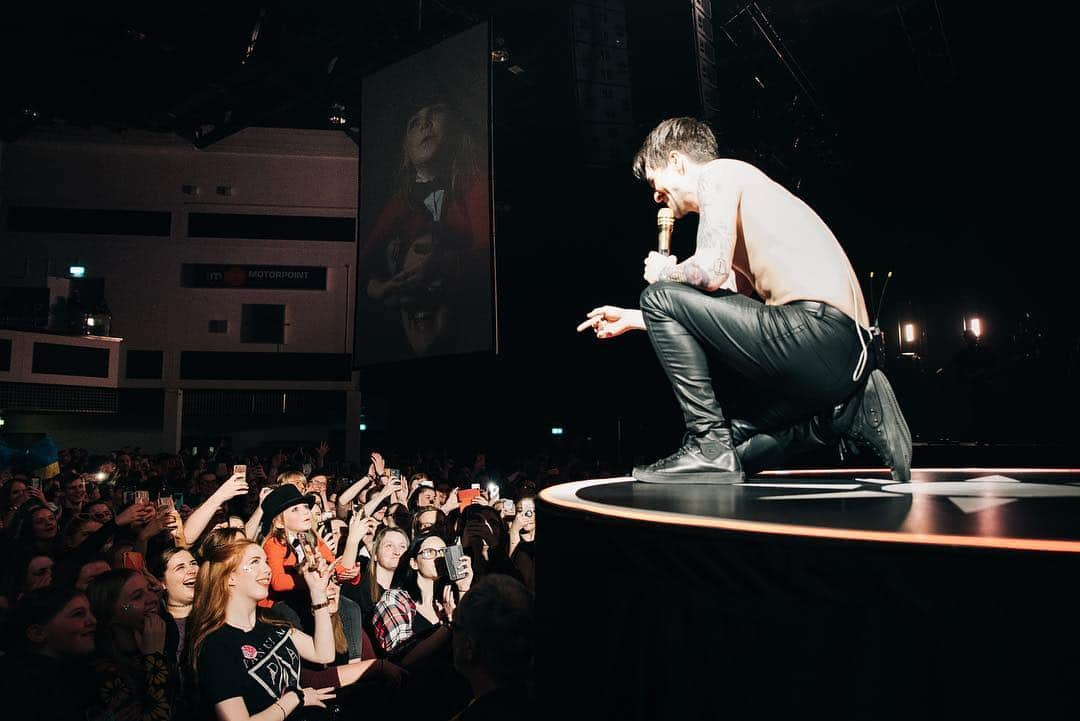 Panic! At The Discoさんのインスタグラム写真 - (Panic! At The DiscoInstagram)「Thank you Cardiff. #prayforthewickedtour  #wheresErm 📸- @jakechams」3月26日 9時21分 - panicatthedisco