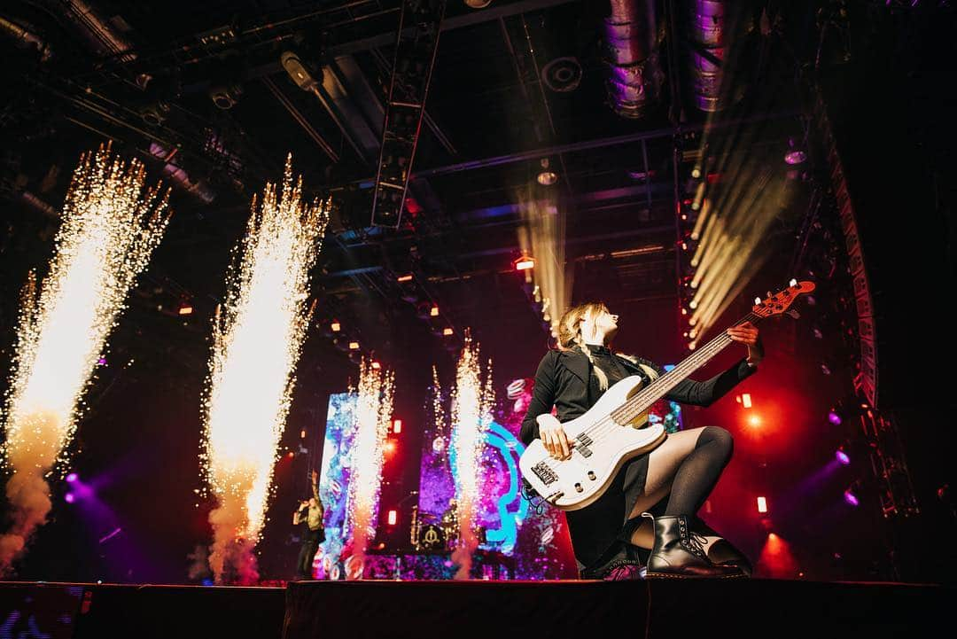 Panic! At The Discoさんのインスタグラム写真 - (Panic! At The DiscoInstagram)「Thank you Cardiff. #prayforthewickedtour  #wheresErm 📸- @jakechams」3月26日 9時21分 - panicatthedisco