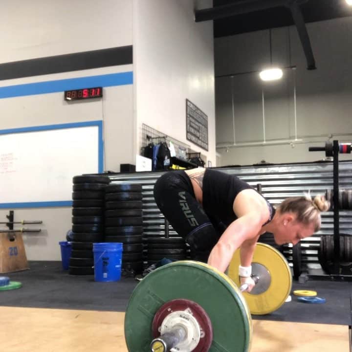 モーガン・キングのインスタグラム：「“If you can duplicate it, that would be great.” Rare @spencergarnold 🙋🏼‍♀️. I’ll take it where I can get it. • • • #snatch #powerandgraceperformance #highfives #coachapproved  #weightlifting #reebok #reebokwomen #noexcuses #madeit」