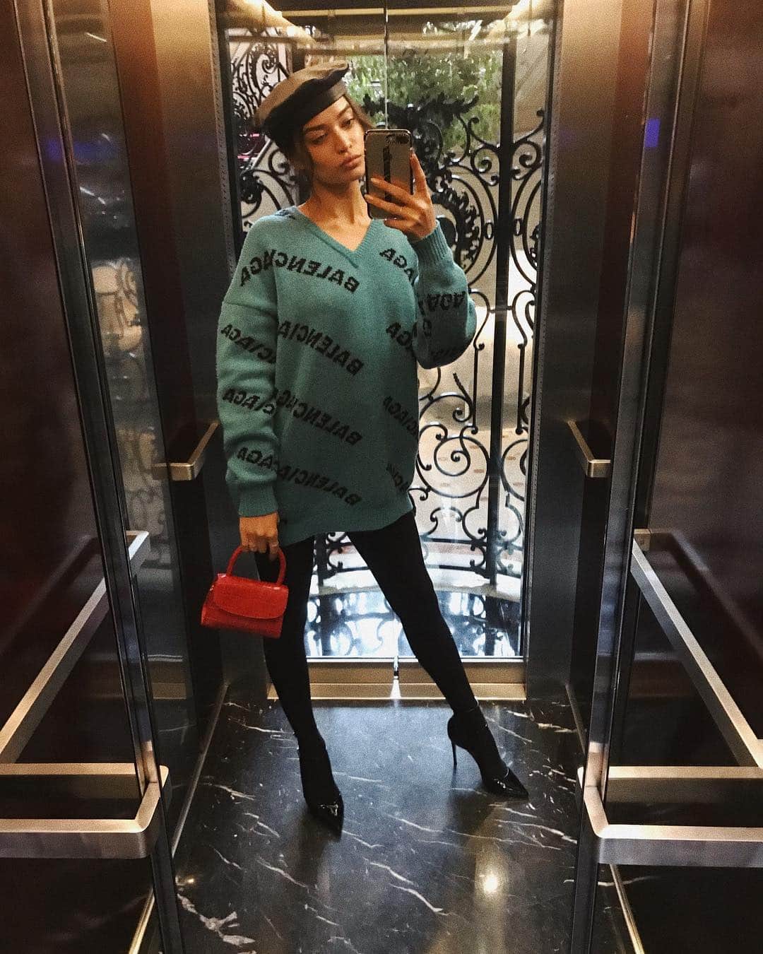 シャニーナ・シャイクのインスタグラム：「I’m back in the ‘City of LOVE’ 💋」