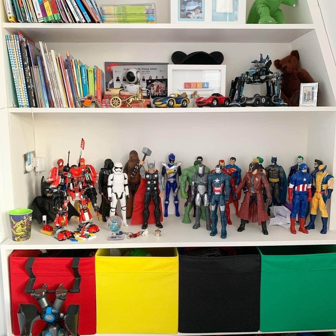 近藤麻理恵さんのインスタグラム写真 - (近藤麻理恵Instagram)「Joy is personal. If your action figure collection makes you happy, embrace it with pride and use those items to create your own power spot like @londonupgrade’s superhero shelf.  I want to know: what’s in your personal power spot? Share by tagging #mykonmari!」3月26日 9時26分 - mariekondo