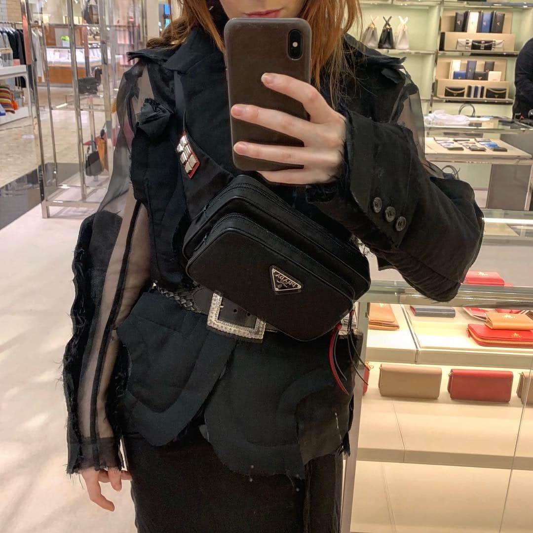 ジェーン・アルドリッジのインスタグラム：「Hands free 🙌 @prada I never thought I’d be so keen on fanny packs. They’re nice with Comme.」