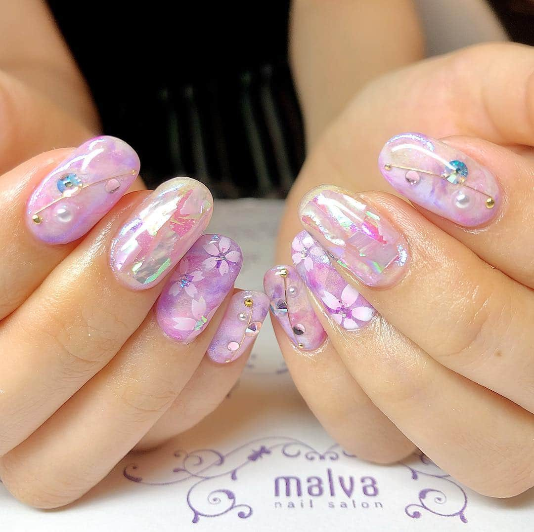 nailsalon malva（ネイルサロンマルヴァ）さんのインスタグラム写真 - (nailsalon malva（ネイルサロンマルヴァ）Instagram)「malvaならではの春ネイルのご紹介です🌸 ピンクパープルでのアートの上にオーロラヴェールをかけて、エアブラシでの桜を散らしたとっても可愛い春ネイルです✨ 2枚目の動画も是非ご覧下さい♡♡ こちらはおしゃれペイント164でご予約出来ます❣️ nailsalon malva  ご予約はLINEからがオススメです☆ 🌙原宿LINE ID→《@malva》 ※@を忘れずに‼︎ 全てのアートや料金表はHPより http://www.malvanail.com/sp/  #malva#マルヴァ#ネイル#gelnail#nail#nailart#naildesign#nailstagram#ジェル#gel#ジェルネイル#ネイルデザイン#原宿ネイル#nailsalon#ネイルサロン#ネイルチップ#森絵里香#malvaネイル#malvanail#ネイリスト募集#美甲#ロシアンマニキュア#ハンドネイル#春ネイル #桜ネイル」3月26日 9時32分 - malva_nail