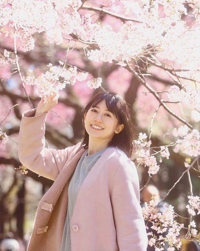 坪井安奈さんのインスタグラム写真 - (坪井安奈Instagram)「Good morning from Tokyo🌸 今朝はちょっと小雨気味だけど、午後には止むみたい？✨ . なんとなーくモヤっとした感情が心をうろついていても、「あぁ今日はそんな感じね。うんうん」って天気のように放っておく。そしたら、また自然と元気が湧いてくるよ😊 どうしようもなくやる気がないなら、そんな日は全力で休んじゃおう😝 みなさん、良い一日を☀️ . photo by @mori2hk #桜 #桜🌸 #お花見 #お花見🌸 #お花見スポット  #お花見コーデ #sakura #sakura🌸  #spring #春 #新宿御苑  #花粉症」3月26日 9時37分 - tsuboianna