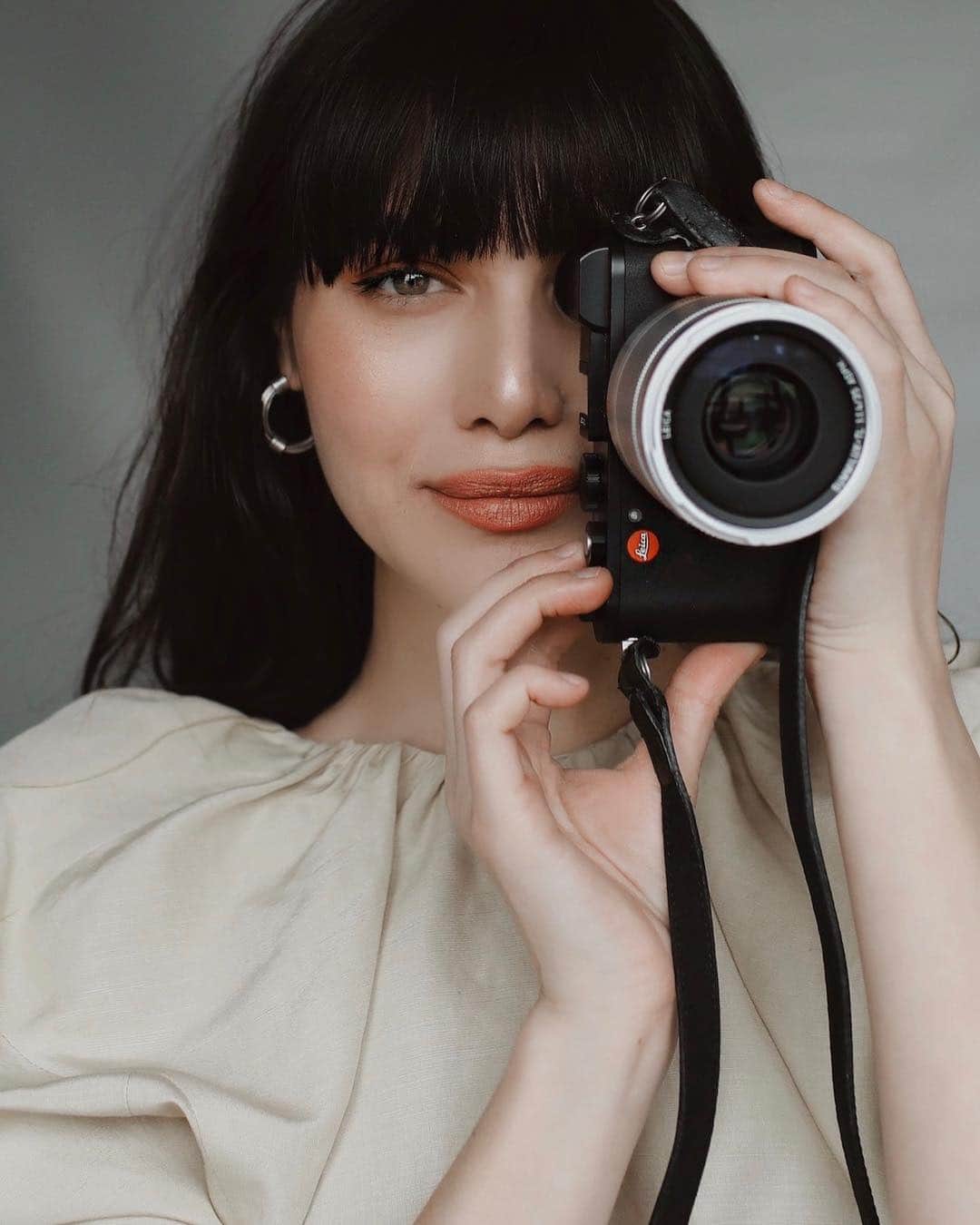 ナタリー・スアレスさんのインスタグラム写真 - (ナタリー・スアレスInstagram)「Team Suarez and I played with our new @leicacamerausa CL mirrorless camera today. This magical 35mm lens feels raw, dreamy, and almost film-like. #LeicaCL (dress by @wconcept @moontan_official) 📸」3月26日 9時39分 - natalieoffduty