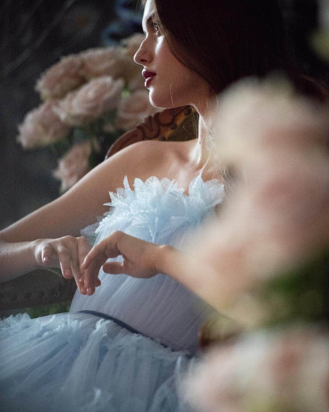 のインスタグラム：「Perspective. Shot behind the scenes by @joannatotolici at the Pre-Fall 2019 Marchesa Notte shoot. #marchesa #marchesanotte」