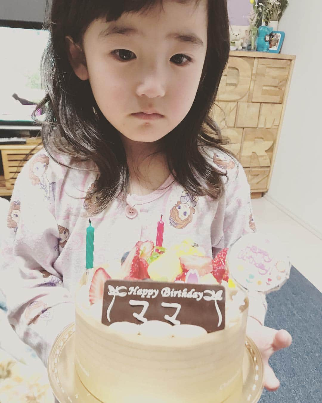 大友愛さんのインスタグラム写真 - (大友愛Instagram)「姫路から帰ったら 子供たち起きててくれて お祝いしてくれました😍 #3/24 #誕生日🎂 #37歳 になりました✌️🤓 子供たちとの1日はあっとゆー間で 気づいたら1週間😳💦とか よくありますが、、、 子供達の成長が何よりの励み❤️✨ 4人のmamaになり もう少しで2年目🧒🏻👦🏻👧🏻👶🏻 手が足りない 体力が…と思うことがありますが これからも栄養ドリンクに支えてもらい頑張ります😂🎶 #秋本family #4人のママ #育児奮闘中  みんなさん たくさんのお祝いメッセージをありがとうございます❤️」3月26日 9時48分 - ai_dayooon