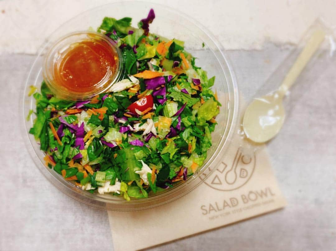 のインスタグラム：「🌸お花見の季節🌸テイクアウトしてサラダランチなんて最高だよね🥗💕 私は花粉症がひどいので自宅で…🏡笑✨ お野菜たっぷりとれて大満足💪💗 . Custom Salad 1600yen🥗 . ロメイン＋ほうれん草 セロリ プチトマト レッドキャベツ キャロット パクチー（110円） ハーブチキン（240円） スパイシーオニオンドレッシング🔥 . . . . . #yunnaログ #サラダランチ #名古屋ランチ #ヘルシー #yammy #野菜 #vegetable #インスタ映え」