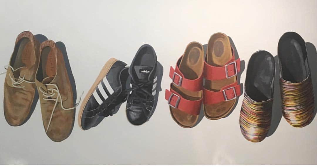 ジョン・ロス・ボウイさんのインスタグラム写真 - (ジョン・ロス・ボウイInstagram)「The great @jrthepainter13 did this lovely portrait of our family...s shoes. I’ve loved Jeff’s work for years- so glad to have this hanging in my house. #jeffrobinsonart」3月26日 10時03分 - johnrossbowie