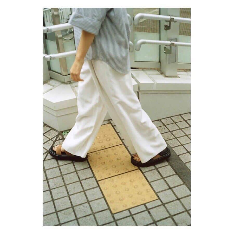 GUさんのインスタグラム写真 - (GUInstagram)「. Walking on air. 春の足元はスポーツサンダルを狙え！ . 継続的に人気のスポーツサンダルを今シーズンはボリュームのあるソールにアップデート。この春は足元からスポーツテイストをミックスするのが気分。 ———————————— ☑︎ボタンワイドパンツ ¥1,990＋tax ☑︎ストライプワイドスリーブシャツ（5分袖）¥1,490＋tax ☑︎ダブルベルトサンダル ¥2,490＋tax ———————————— #スポーツサンダル #スポーツミックス #TRENDガール #トレンドガール #GU #ジーユー」3月26日 10時10分 - gu_global