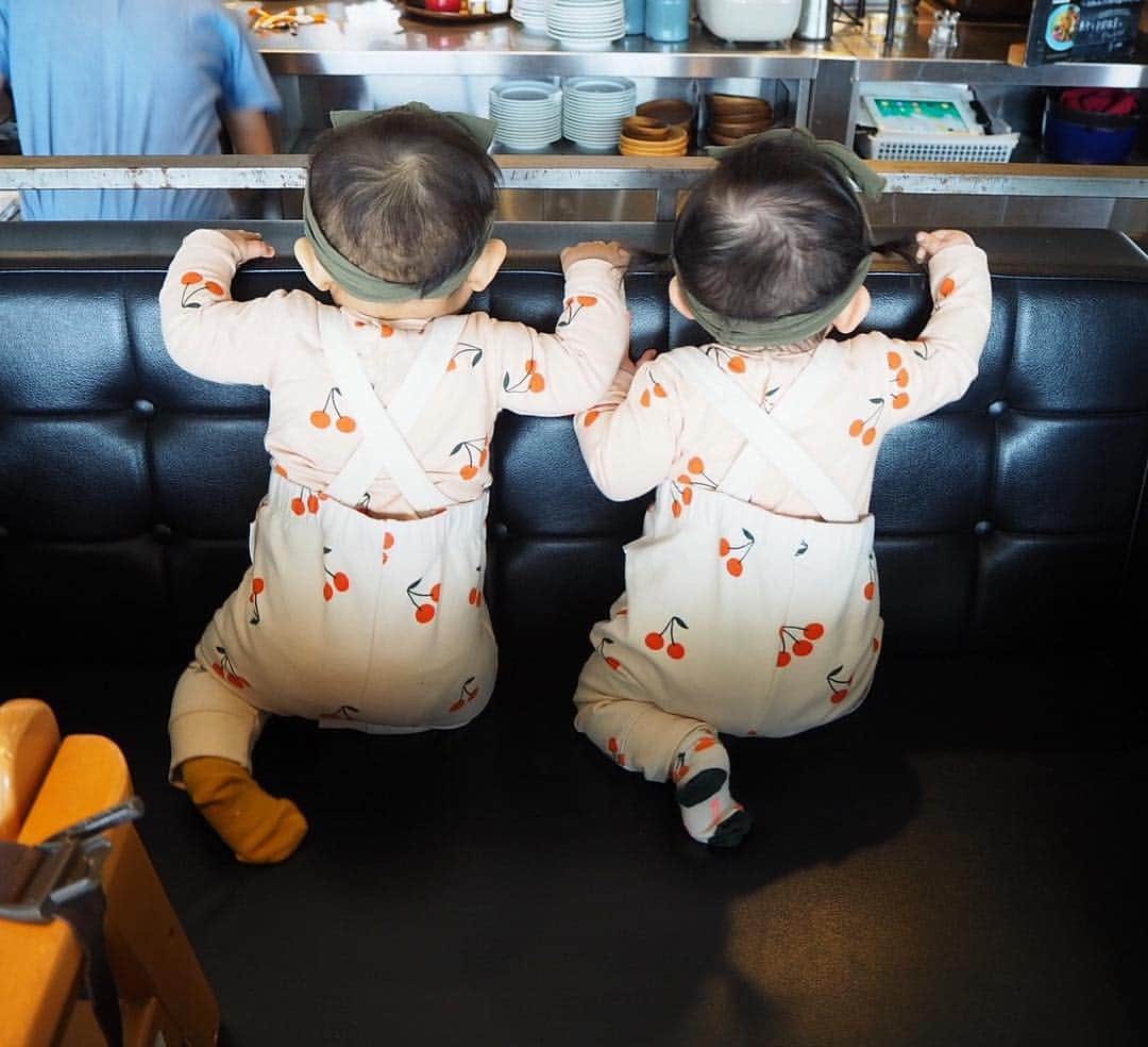 HALCALIのインスタグラム：「Tiny twins🍒👶🏻👶🏻🍒 むすめ昨日で9カ月🎊2週間違いの幼馴染みっちゃんと一緒に遊べるようになってきた🎶途中頭のリボン取り合ってたけど😂お互いが動きを真似ておんなじ事をするたびに可愛すぎて母達悶絶&写真撮りまくり😂❣️昨日はたまたまお揃いで持ってた服を集結させてさくらんぼ双子コーデにしたよ🍒母達趣味同じすぎ🤣私もさくらんぼピアスでちょっぴり親子コーデにしてみた☺️ #100本のスプーン は離乳食無料で提供してくれてありがたい🥣  #生後9カ月 #双子コーデ #ツインズコーデ #9months #babygirls #likeatwins #tinycottons #cherry #baby_fashion」