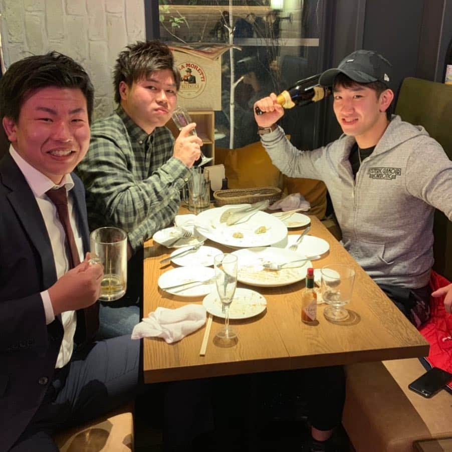 のインスタグラム：「高校、大学の同級生と👀 懐かしい話がたくさん☺️ あの時があるから色々耐えられる😁 男は成り上がり！ お互い仕事がんばろーぜ🤑✌️ #警察官 #経営者 #格闘家 #仕事 #ビジネス #police #mmafighter #VIOLA食堂」