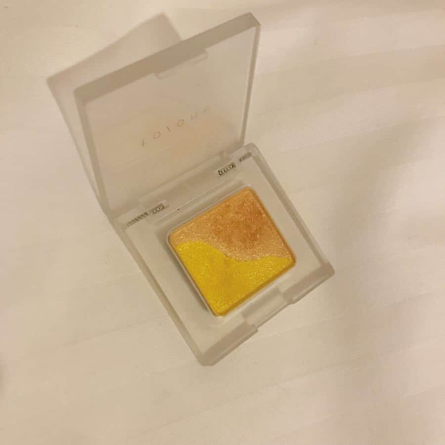 三戸なつめさんのインスタグラム写真 - (三戸なつめInstagram)「こないだ動画あげた時好評だった @toonecosmetics のイエローアイシャドウ💛 気に入りすぎて毎日使っている！おがわちゃにもプレゼントであげたくらい。笑 です🙏 . 洋服も💛 #mito_natsume #なつメイク」3月26日 10時09分 - mito_natsume