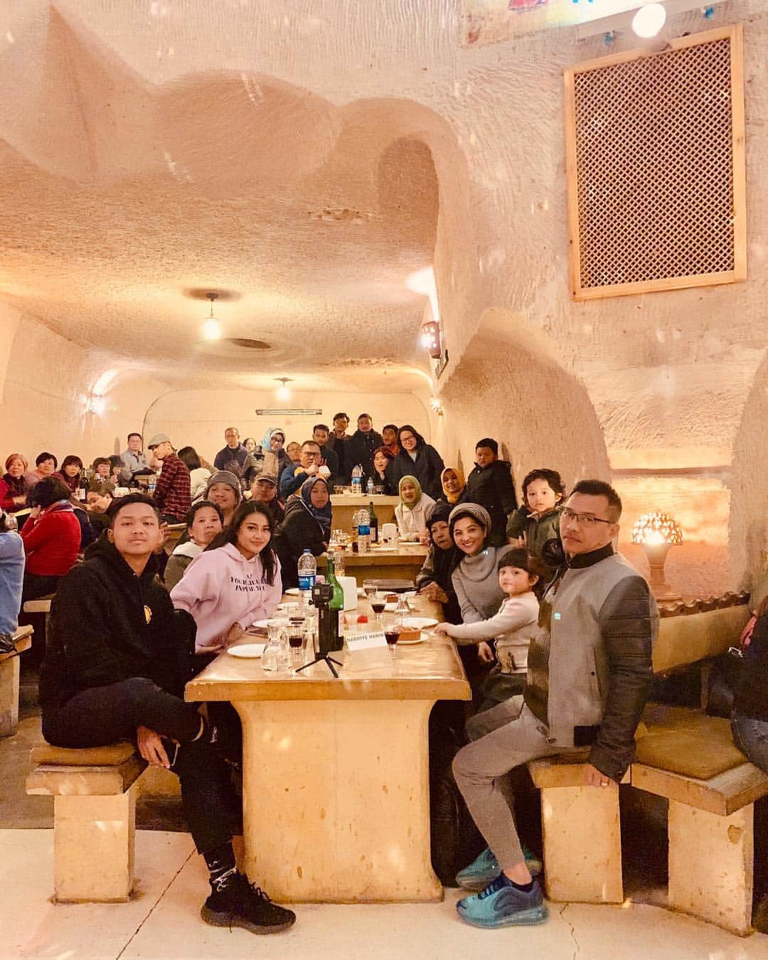 Ashantyさんのインスタグラム写真 - (AshantyInstagram)「Nonton tarian2 turki sambil dinner sama keluarga😍 #cappadocia #turkey #latepost」3月26日 1時17分 - ashanty_ash