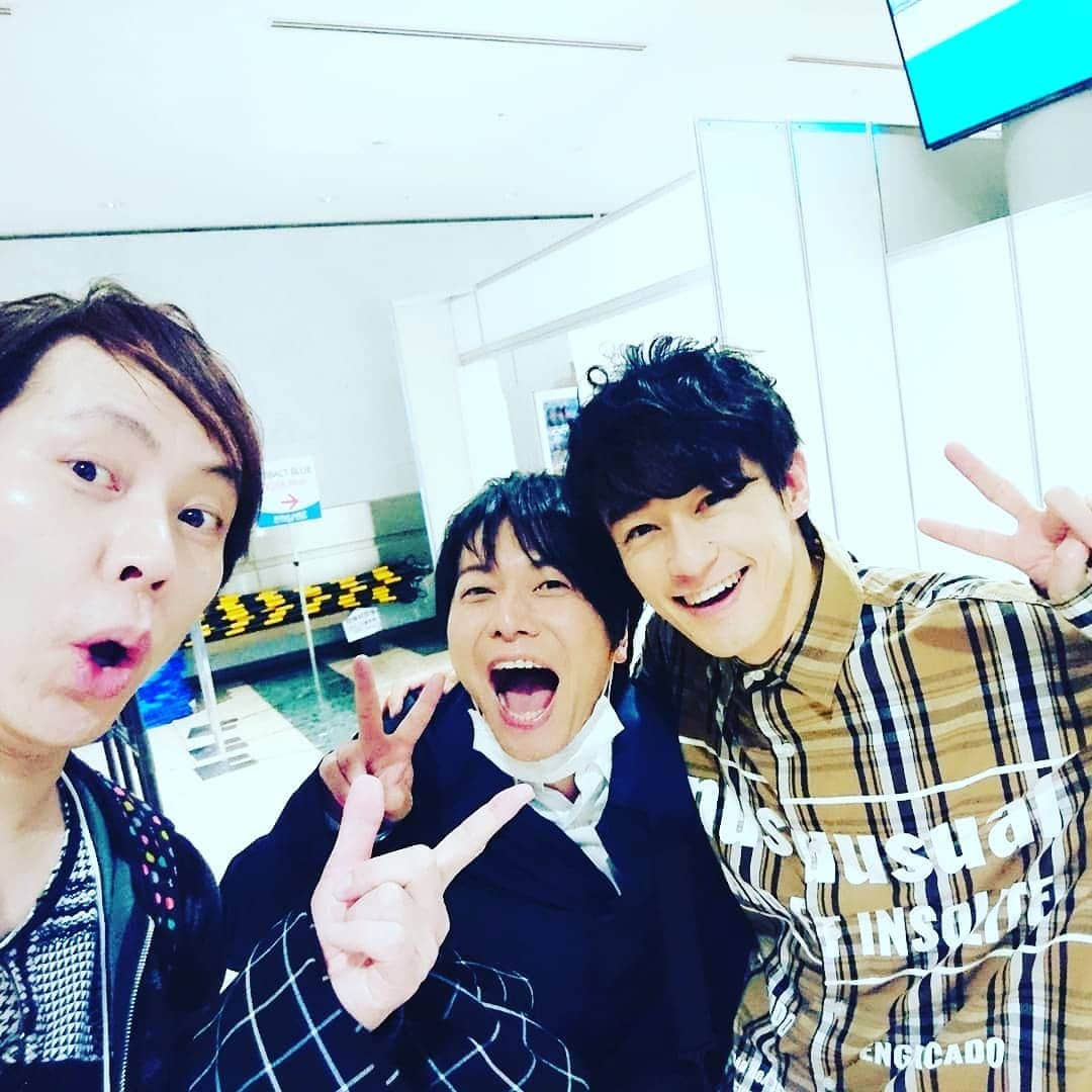 置鮎龍太郎さんのインスタグラム写真 - (置鮎龍太郎Instagram)「どっか行ってしまったからあげ直し  #東映アニメーション ブースにいた、#デジモン から太一と大輔の立体物。  それをSNSに投稿すると貰えるポストカード。  そして、帰る際、関係者通路で遭遇した、#五十嵐雅 くん。ソラーー♪(^^ゞ #ヘロQ #ダークロ  そういえば、昨日今日では #森田成一 くん、#野島健児 くん、2人の #佐清 に会ったかw #犬神家 #ヘロQ」3月26日 1時11分 - chikichikiko