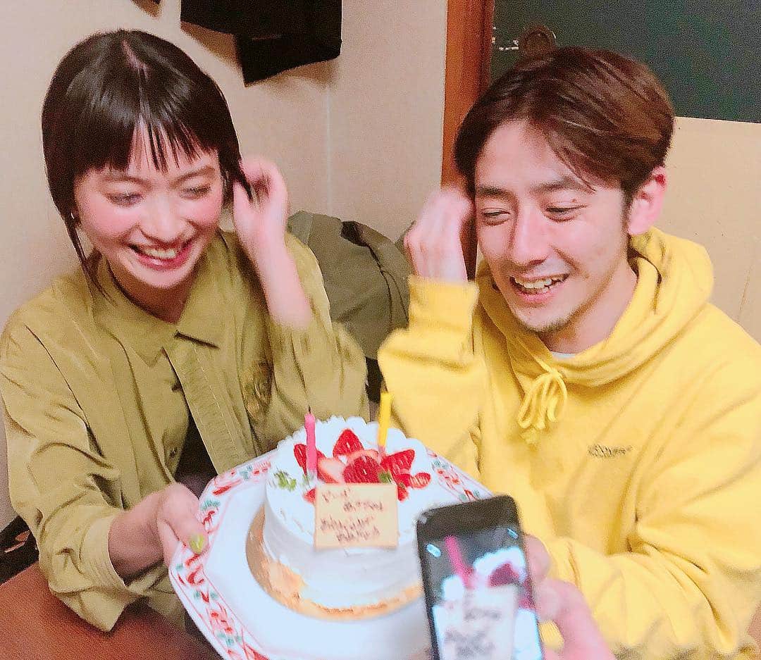 のインスタグラム：「・ 3月お誕生日の2人🎉！ 言わずもがな 同じポーズ💛！(謎) お誕生日 おめでとう！ 出会えて うれしい 🥰」