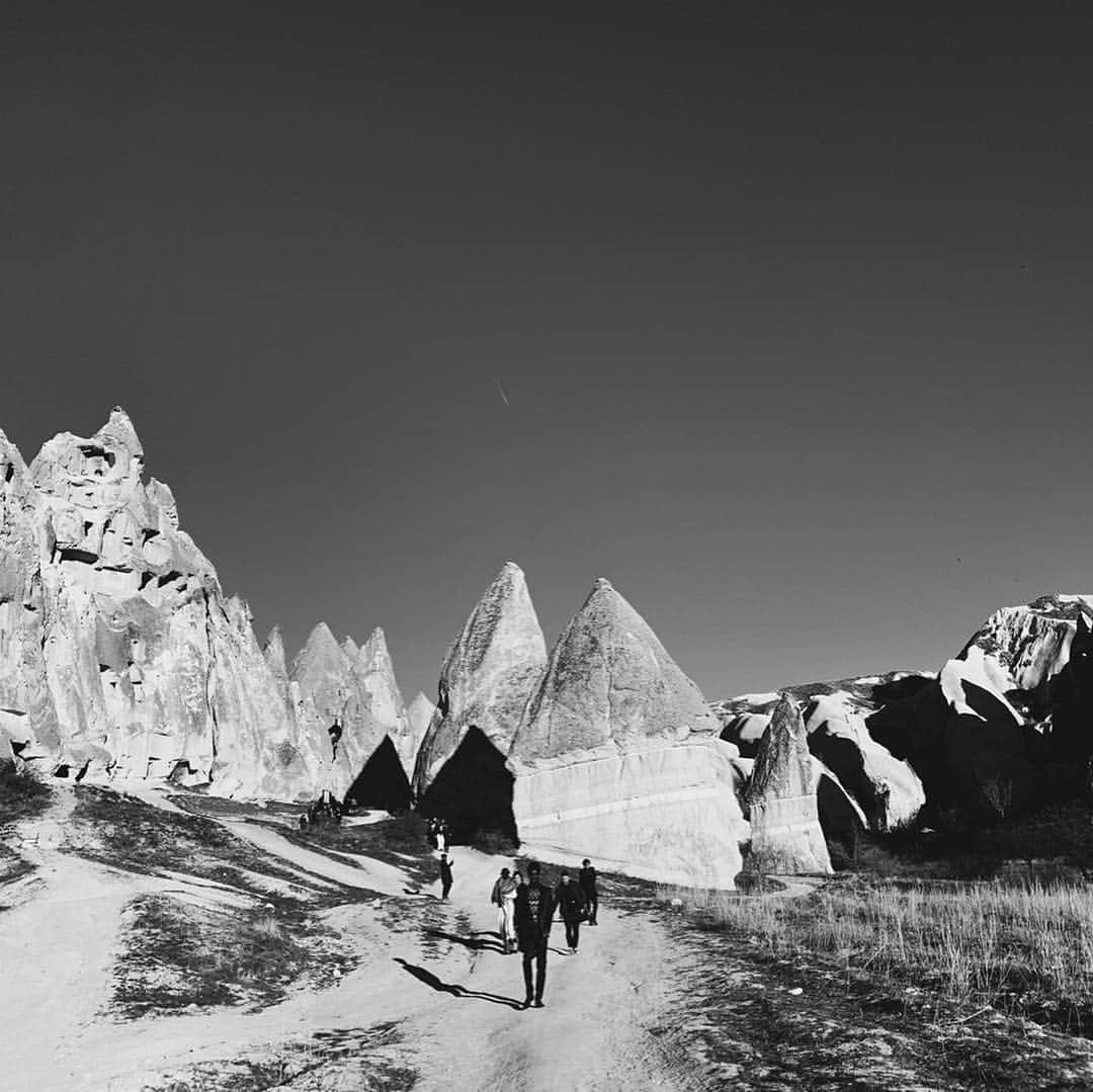 ベラ・ハディッドさんのインスタグラム写真 - (ベラ・ハディッドInstagram)「Lucky location today🖤 I love you 🇹🇷So grateful to experience places like this with amazing people! 🖤」3月26日 1時15分 - bellahadid