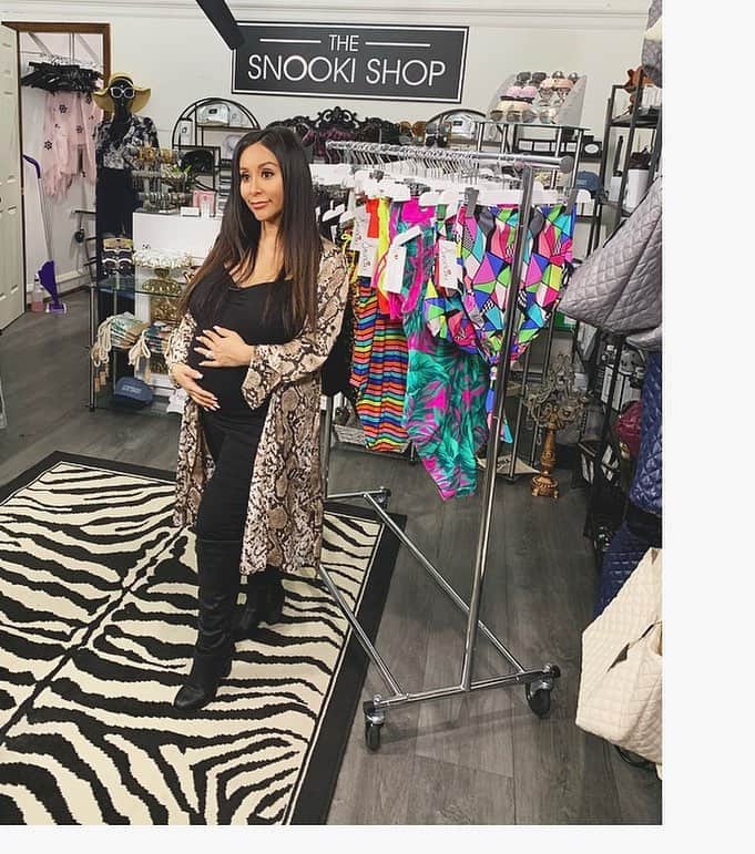 ニコール・ ポリッツィのインスタグラム：「SNOOKI Collection coming in April with new designs 💓 #CANTWAIT」