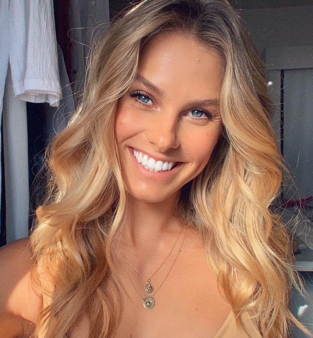 ナタリー・ジェーン・ローザーのインスタグラム：「Woke up in Miami, was up to watch the sunrise AND I get to work on the beach all day! Happy!! 🤗」