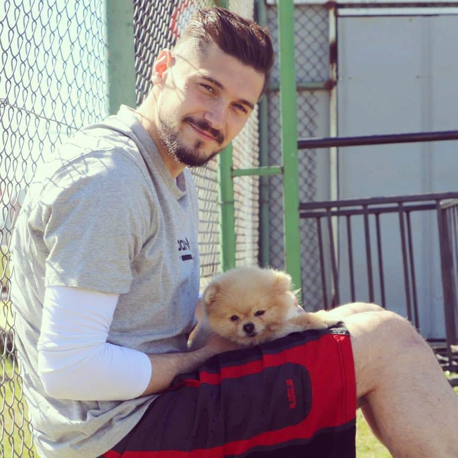 ムスタファ・バトゥハン・アルトゥンタシュのインスタグラム：「🐶🐶」
