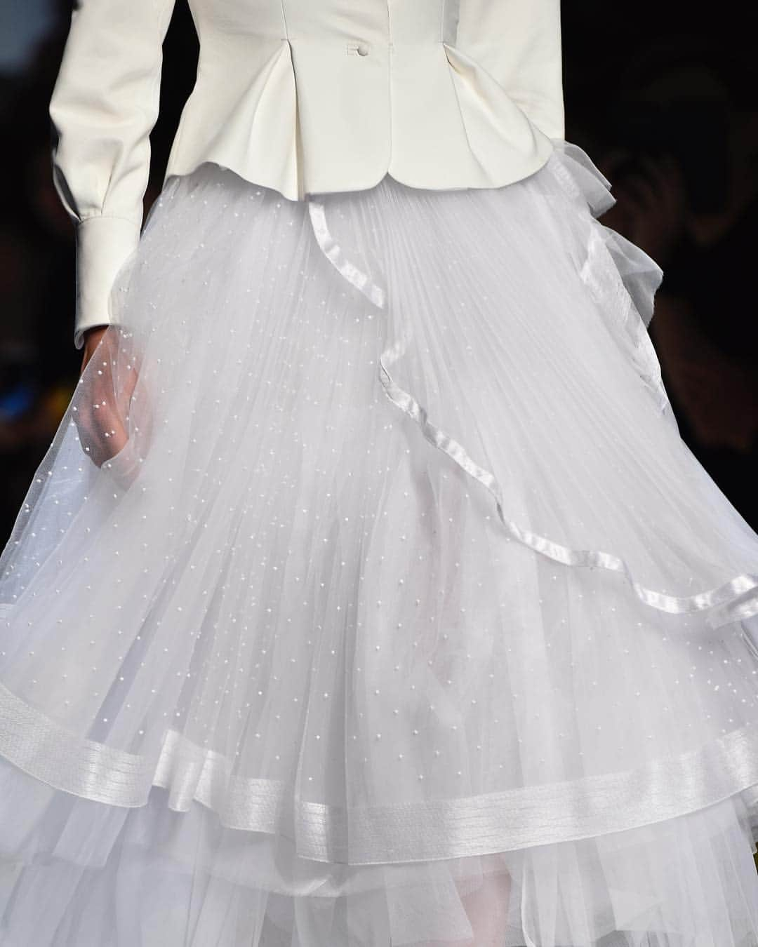 エルマンノシェルヴィーノさんのインスタグラム写真 - (エルマンノシェルヴィーノInstagram)「Embraced by a cloud of tulle! #ScervinoSS19 white skirt with pleated asymmetric details. . . #ErmannoScervino #couture #tulleskirt #whiteskirt #handmade #madeinitaly #ss19 #sscollection #handcrafted #madeinflorence #springsummer #totalwhite」3月26日 1時24分 - ermannoscervino