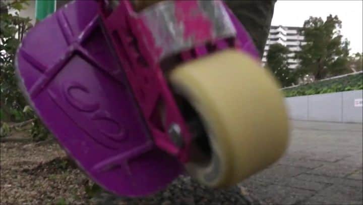のインスタグラム：「Craaaaaaash! 💥💥💥 ------- Get your @jmkride and roll with us!!! 🙌 ------- @isamu_yamamoto_isamuism #freeskates #漂移板 #jmk #jmkride  #sixtyfour  #isamuyamamoto  #rollwithus  #joinmykrew  #brailleskateboarding #happening」