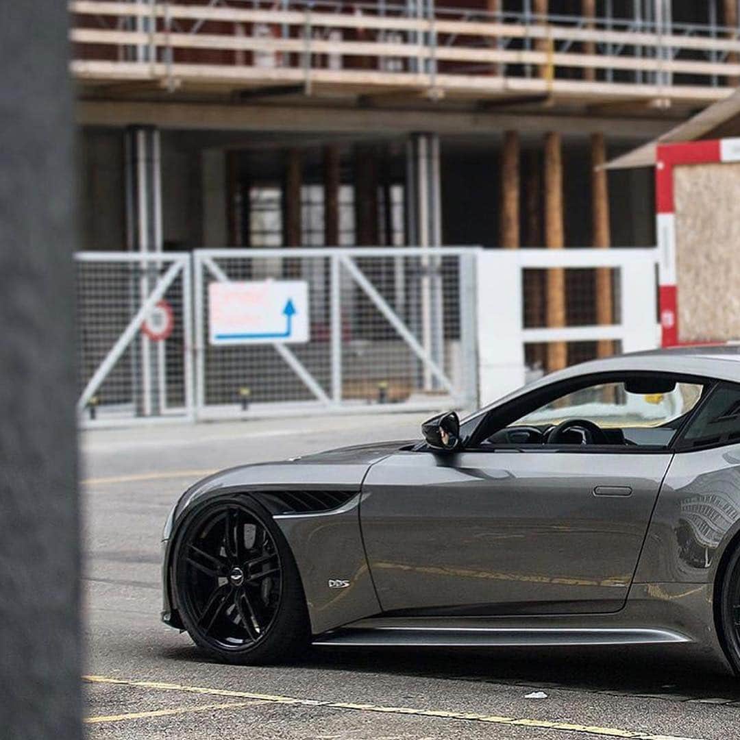 The Luxury Lifestyle Magazineさんのインスタグラム写真 - (The Luxury Lifestyle MagazineInstagram)「Aston Martin DBS Superleggera 🔥 @mensfashions  By: @srs_swissrichstreets」3月26日 1時28分 - luxurylifestylemagazine