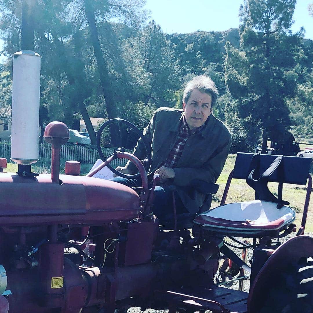 ジョン・ロス・ボウイさんのインスタグラム写真 - (ジョン・ロス・ボウイInstagram)「The diMeos go on another road trip and I learned to drive a tractor for this Friday’s #speechless. 8:30/7:30c on @abcnetwork」3月26日 1時30分 - johnrossbowie