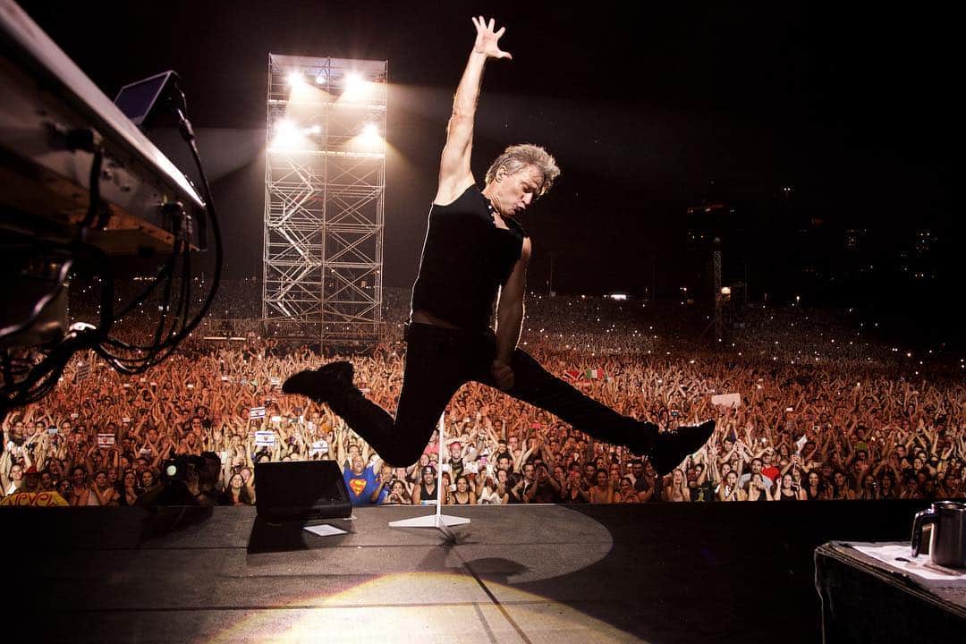 Bon Joviさんのインスタグラム写真 - (Bon JoviInstagram)「Who’s looking forward to a great week ahead?? 📷: @davidbergman」3月26日 1時32分 - bonjovi