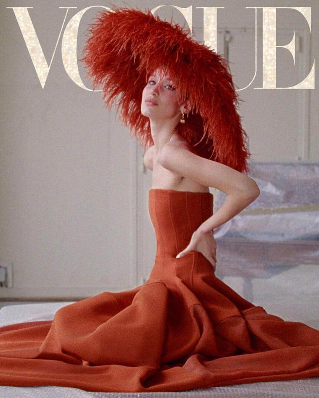 ベラ・ハディッドさんのインスタグラム写真 - (ベラ・ハディッドInstagram)「This was one of the most magical days to date. The future of a digital Vogue ! My @voguemagazine cover by the most creative @gvsgvs @jordenbickham @stuart_winecoff wearing @givenchyofficial ❤️I love you all so deeply. This means so much to me, and to do it with you means so much more !!! Thank you to Anna, and everyone involved on this huge production❤️ Just wow...💭」3月26日 1時33分 - bellahadid