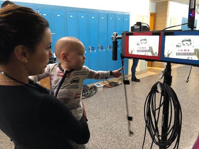 エヴァ・ロンゴリアさんのインスタグラム写真 - (エヴァ・ロンゴリアInstagram)「Future director! Santi already giving notes on the shot! 🎬 #Glamorous 📸 by Michael Rauch @mbr34」3月26日 1時37分 - evalongoria