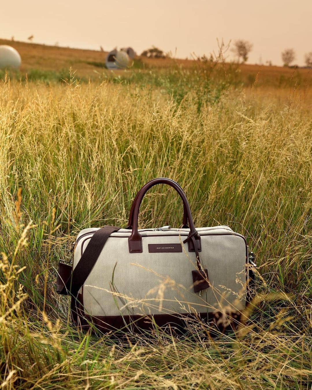 ウォントのインスタグラム：「The Douglas XL is the ideal carry-all and carry-on from the gym to a weekend getaway. Now also offered in Natural Hemp, a fabric chosen for its more eco-friendly growing and cultivation process. Discover all our travel bags, link in bio. — #travelbag #weekender #travel #bag #carryall」