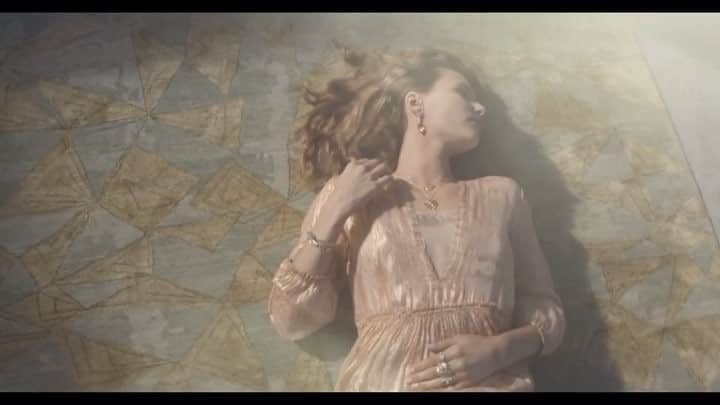 のインスタグラム：「Springtime dreaming...I’ve  always been a dreamer... 🌈🌸🍃💕 ✨video by @jasongallaghermusic, music “Losing Duel” by @fawnseg Fawn Segerson and @jonathanfritzmusic Jonathan Fritz, model @charlottehourston #floracollection #textilesfinejewelry #brookegregson」